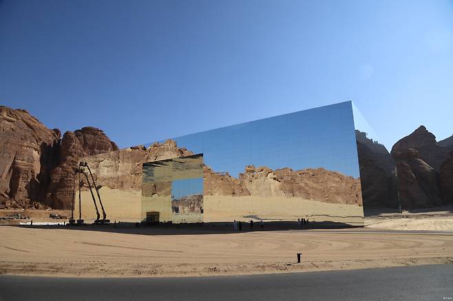 알울라 사막 한가운데 세워진 거울로 뒤덮인 세계에서 가장 큰 건물인 ‘마라야 콘서트홀’.