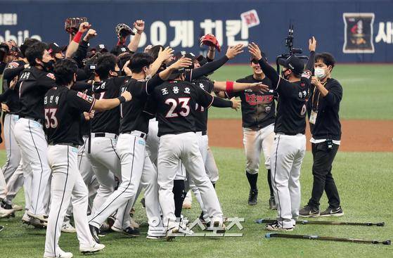 2021프로야구 KBO포스트시즌 두산 베어스와 kt 위즈의 한국시리즈 4차전이 2021년 11월 18일 오후 서울 고척스카이돔에서 열려 KT의 8대 4 승리로 4연승을 거두며 KT의 통합우승으로 끝이 났다.  KT선수들이 우승을 확정한 후 부상으로 목발을 짚은 박경수를 기다리다 함께 환호하고 있다. 고척=김민규 기자