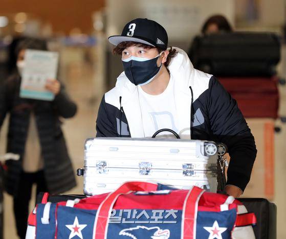 20년의 미 프로야구 생활을 마치고 신세계와 계약하며 KBO리그로 돌아온 추신수가 2021년 2월 25일 오후 인천국제공항을 통해 귀국했다. 추신수가 카트를 밀며 입국장에 들어서고 있다. 지난 23일 신세계그룹과 연봉 27억원에 입단계약을 맺고 국내활동을 결정한 추신수는 지난 2001년 메이저리그 시애틀 매리너스를 시작으로 2005년 빅리그로 승격, 클리블랜드 인디언스, 신시내티 레즈, 텍사스 레인저스 등을 거치며 아시아 선수 역대 최다 홈런, 타점 기록을 남겼다 인천공항=김민규 기자