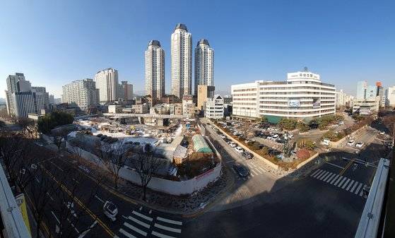 최근 매각이 결정된 대전 유성호텔(오른쪽). 1915년 개장해 107년 역사를 자랑하는 유성호텔은 2024년 3월까지만 영업하는 것으로 알려졌다. 프리랜서 김성태