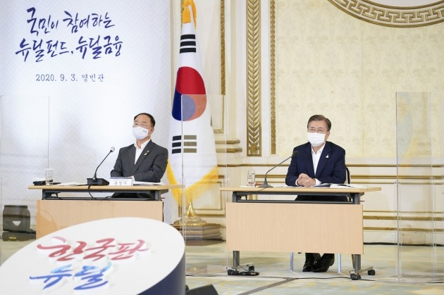 문재인 전 대통령이 '국민참여형 한국판 뉴딜펀드 금융권 참여방안'을 보고 받고 있다. 사진=청와대사진기자단