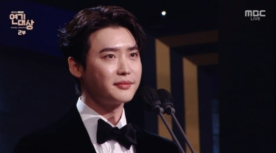 배우 이종석이 30일 오후 서울 마포구 MBC사옥에서 열린 2022 MBC 연기대상 시상식에서 대상을 수상한 뒤 소감을 밝히고 있다. MBC 방송화면 캡처