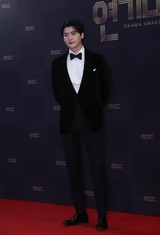 배우 이종석이 30일 오후 서울 마포구 MBC사옥에서 열린 2022 MBC 연기대상 레드카펫에서 포즈를 취하고 있다. 연합뉴스