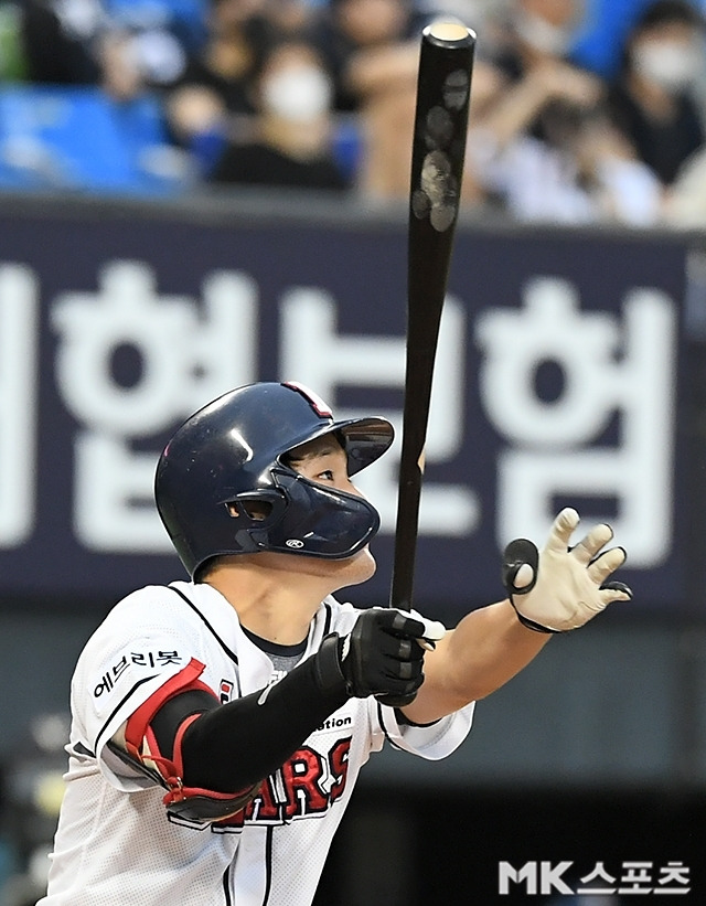 안재석이 힘차게 스윙을 하고 있다.          사진=천정환 기자