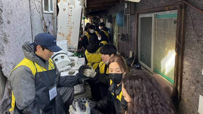 방문요양 서비스 기업 케어링의 임직원들이 서울 강남구 구룡마을에서 연탄배달 봉사활동을 하고 있다. /사진=케어링