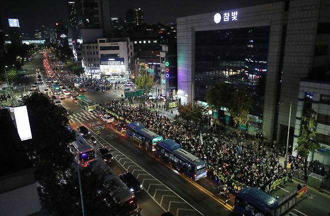 31일 서울 곳곳에서 집회 및 시위가 열릴 계획이다. 사진은 지난 10월 서울 중구 태평로에서 삼각지역까지 정부 규탄 행진하는 진보단체. /사진=뉴스1