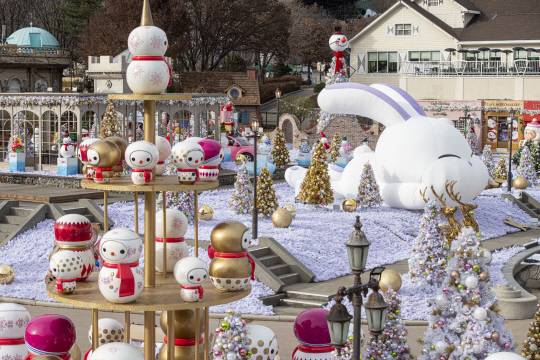 '2023개 눈사람 한 자리에' : 에버랜드 포시즌스가든에 2023년 새해를 앞두고 세계 각국에서 모인 눈사람들이란 테마로 한 ‘스노우맨 월드’가 문을 열었다. 에버랜드 제공