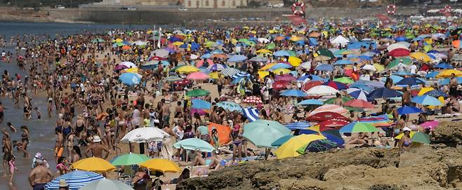 지난 여름 유럽은 기록적으로 가장 더웠다. 세계보건기구(WHO)은 유럽 지역에서 최소 1만5000여명이 더위로 사망했다고 발표했다. 지난 8월 폭염 속 포르투갈 리스본 해변 [AP]