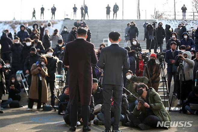 [서울=뉴시스] 김선웅 기자 = 동방명주 실질 지배인 왕해군 씨(HG 문화미디어 대표)가 지난 29일 서울 송파구 동방명주 앞에서 기자회견을 하고 있다. 왕해군 씨는 이날 기자회견에서 중국음식점 동방명주는 중국 비밀경찰서와 무관하다는 입장을 전했다. 2022.12.29. mangusta@newsis.com