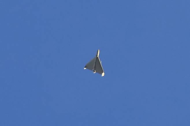 이란산 드론&nbsp;샤헤드-136이 우크라이나 수도 키이우 상공을 날고 있다. 러시아군은 이란에서&nbsp;샤헤드-136을 도입, 우크라이나 대도시의 전력망 등을 공습하고 있다. AP 통신