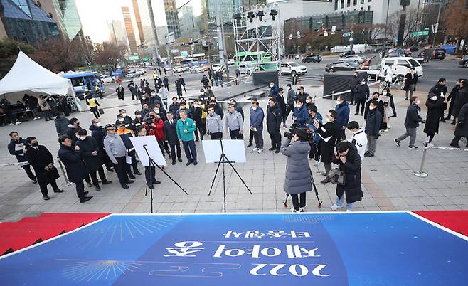 이상민 행정안전부 장관이 30일 오후 서울 종로구 보신각을 방문해 '제야의 종 타종행사'를 앞두고 다중밀집 행사 안전관리 대책 현장점검을 하고 있다. 뉴스1