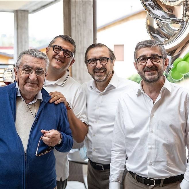 바바 3형제와 부친.