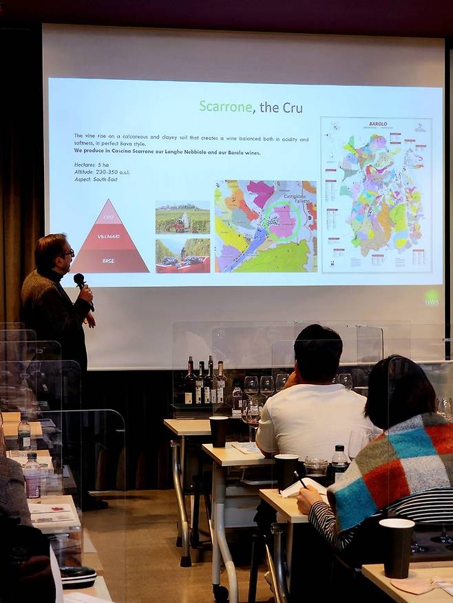 스카로네 포도밭을 설명하는 로베르토 바바.