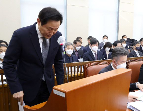 오세훈 서울시장이 29일 국회에서 열린 이태원참사진상규명과재발방지를위한국정조사특별위원회 서울시, 대검, 용산구청 등 기관보고에서 기관보고를 마치고 인사하고 있다. 2022.12.29 연합뉴스