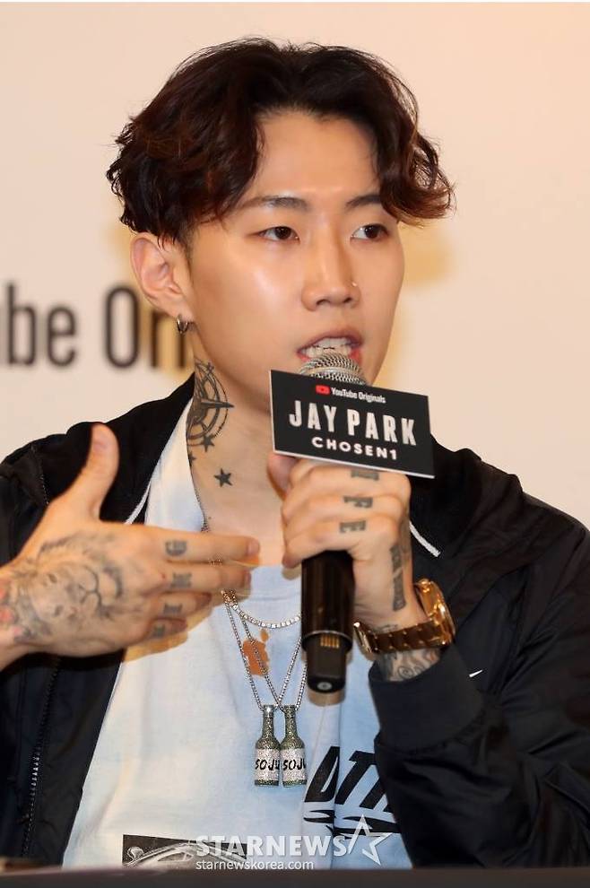 가수 박재범이 25일 오후 서울 중구 롯데호텔에서 열린 유튜브 오리지널 'Jay Park: Chosen1' 기자간담회에 참석해 취재진의 질문에 답하고 있다. /사진=임성균 기자 tjdrbs23@