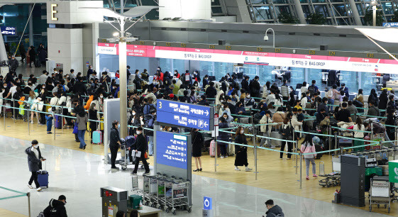 1일 오전 인천국제공항 제1터미널 출국장이 새해를 맞아 여행을 떠나는 탑승객들로 붐비고 있다. (사진=연합뉴스)