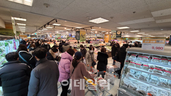 지난달 31일 이마트 은평점을 채운 고객들. 이날 40% 할인행사를 진행한 한우를 사기 위해서 고객들은 지하 1층 매장을 한바퀴 가까이 두르는 줄을 서야했다.(사진=남궁민관 기자)