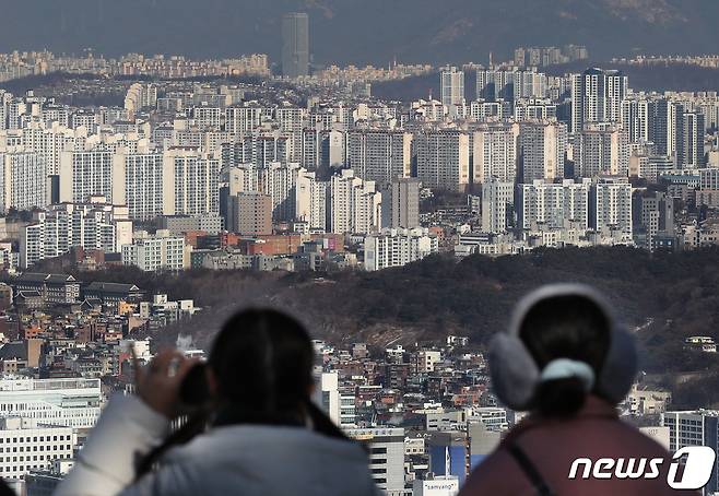 사진은 이날 서울 남산에서 바라본 아파트 모습. 2022.12.19/뉴스1 ⓒ News1 송원영 기자
