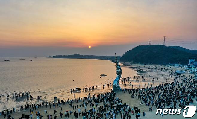 왜목마을 해돋이 모습(당진시 제공)