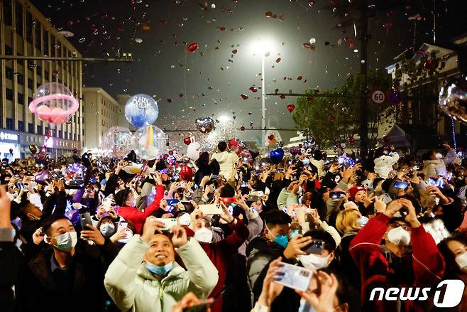 1일 0시 정각 중국 우한에서 시민들이 2023년 새해를 축하하며 풍선을 하늘 위로 날리고 있다. 2023.1.1. ⓒ 로이터=뉴스1 ⓒ News1 김성식 기자