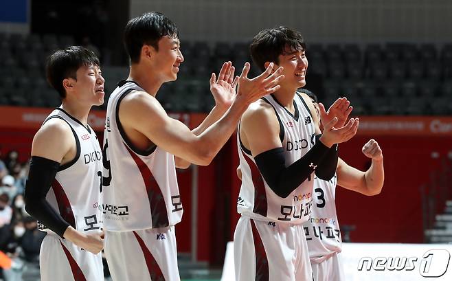 1일 오후 경기도 고양시 고양체육관에서 열린 'SKT 에이닷 프로농구 2022-2023 KBL' 고양 캐롯점퍼스와 수원 KT소닉붐의 경기에서 90 대 77로 승리한 KT 선수들이 기뻐하고 있다. 2023.1.1/뉴스1 ⓒ News1 이승배 기자