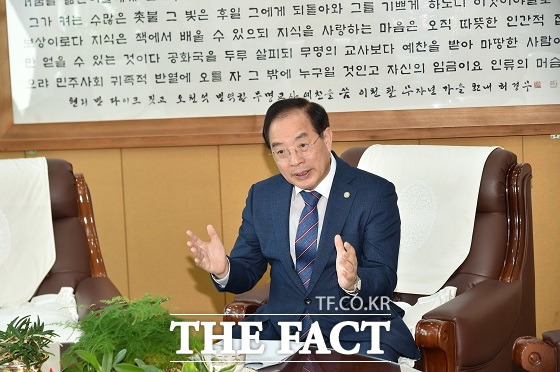 하윤수 부산시교육감은 1일 <더팩트>와의 신년 인터뷰에서 "부산교육을 대한민국 교육의 중심으로 만들겠다"고 말했다./부산교육청 제공.