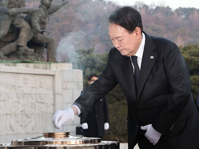 윤석열 대통령이 계묘년(癸卯年) 새해 첫날인 2023년 1월 1일 서울 동작구 국립서울현충원을 찾아 현충탑에 분향하고 있다. /연합뉴스