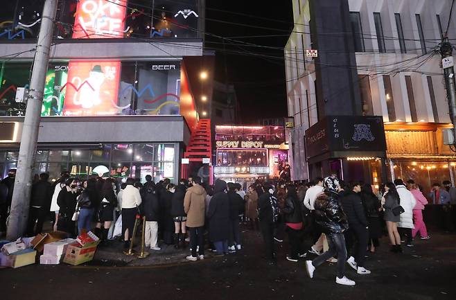 새해를 맞이한 1일 새벽 서울 홍대클럽거리 주변이 시민들로 붐비는 모습을 보이고 있지만, 관할 구청인 마포구청, 서울시 공무원의 인파 분산 모습은 전혀 보이지 않는다. 평소에도 사람들로 북적이는 '홍대클럽거리' 주변은 이날 경찰관 몇 명이 수백명을 통제했다. 2023. 1. 1 / 장련성 기자