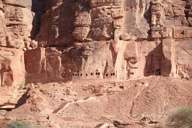 다단 왕국의 무덤. 바위산 절벽을 깎아서 만들었다.