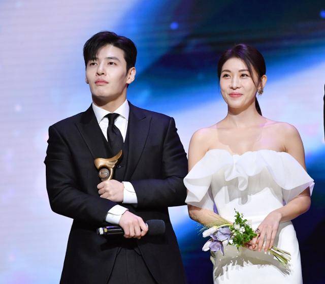 '2022 KBS 연기대상' 강하늘과 하지원이 '커튼콜'로 함께 최우수상을 껴안았다. KBS 제공