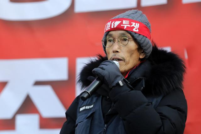 이봉주 전국공공운수사회서비스노조 화물연대본부 위원장이 지난해 12월 28일 오후 서울 여의도 국회 앞에서 열린 민영화금지법 제정, 노조법 2·3조 개정 촉구, 안전운임제 사수 결의대회에서 발언하고 있다. 뉴스1