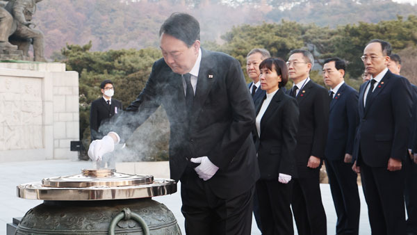 국립서울현충원 현충탑 참배하는 윤석열 대통령 [사진제공: 연합뉴스]