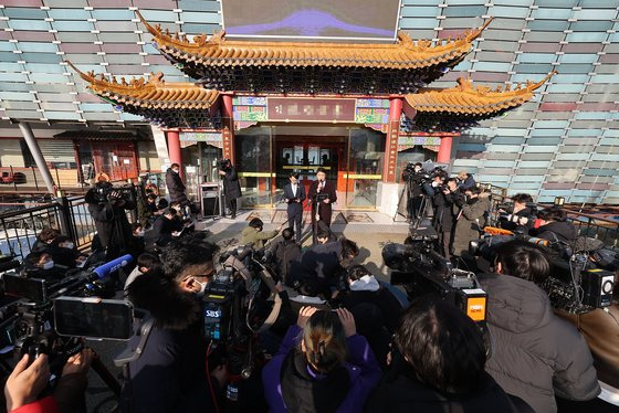 지난 29일 오후 중국이 해외에서 운영하는 '비밀 경찰서' 국내 거점으로 지목된 서울의 한 중식당에서 왕하이쥔 식당 대표가 의혹에 대한 입장 발표 기자회견을 하고 있다. 연합뉴스