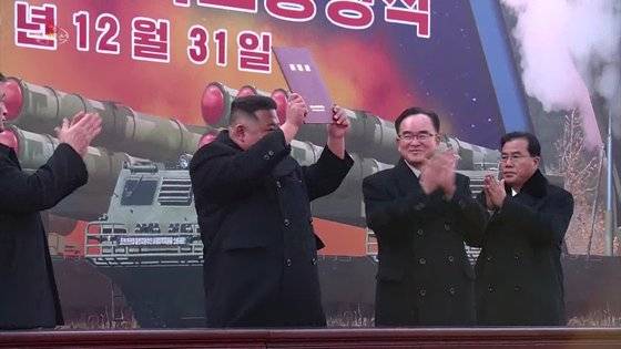 김정은 북한 국무위원장이 지난달 31일과 1일 각각 발사한 초대형 방사포(600㎜)에 대해 "남조선전역을 사정권에 두고 전술핵탑재까지 가능한 공격형 무기"라고 밝혔다. 김 위원장은 지난 31일 초대형 방사포가 조선 노동당 중앙위원회 제8기 6차전원회의에 '증정'된 행사에서 연설을 통해 이같이 말했다고 조선중앙TV가 1일 보도했다. 김정은이 방사포 증정서를 들어보이고 있다. 조선중앙TV 캡처, 연합뉴스