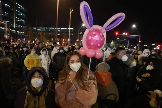 중국인들이 지난 31일 밤 베이징의 서우강(首鋼) 공원에 나와 새해를 맞이하고 있다. 코로나19 확진자가 급증하면서 대부분 마스크를 쓰고 나왔다. AP=연합뉴스