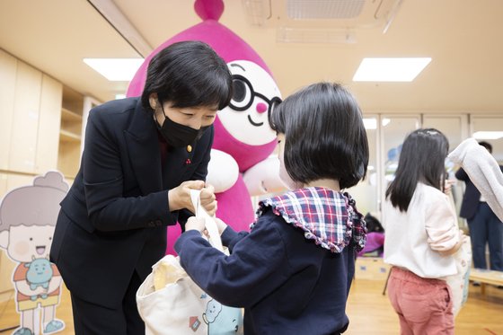 한화진 환경부 장관이 19일 오전 세종시 소재 한 어린이집에서 열린 층간소음 예방교육에서 어린이에게 층간소음 예방 캐릭터(조용이·사뿐이)를 활용한 층간소음 저감 물품을 나눠주고 있다. [환경부 제공]