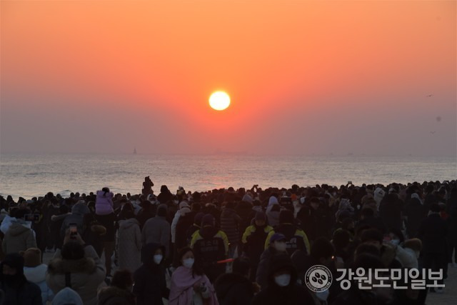 ▲ 2023년 새해 첫날인 1일 강릉 경포해변에 모인 해맞이객들이 수평선 위로 뜨는 해를 맞이하고 있다. 김학주 객원기자