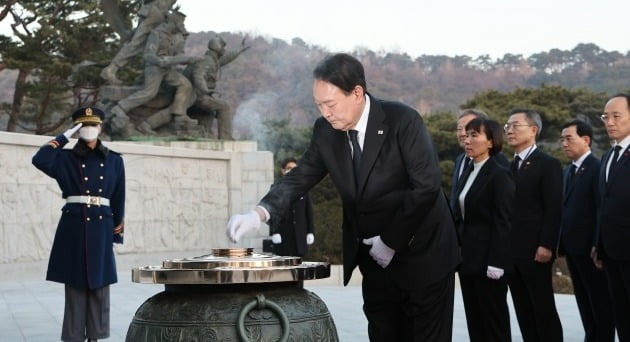 윤석열 대통령이 계묘년(癸卯年) 새해 첫날인 1일 서울 동작구 국립서울현충원을 찾아 현충탑을 참배하고 있다. 대통령실사진기자단