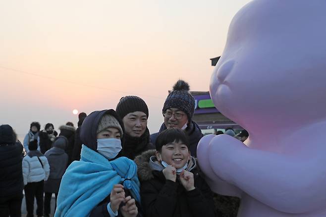 2023년 새해 첫날인 1일 경북 포항시 남구 호미곶면 호미곶해맞이광장에서 한 가족이 토끼 조형물을 배경으로 사진을 찍고 있다. 연합뉴스