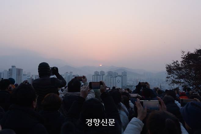 새해 첫날인 1일 오전 광주 남구 월산근린공원 정상을 찾은 시민들이 일출을 지켜보고 있다.  독자제공