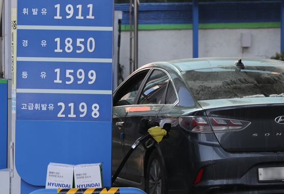 Gasoline is sold at 1,911 won ($1.51) per liter on Sunday afternoon in Seoul. Gasoline prices rose across the country on Sunday, the first day the government rolled back on tax cuts from 37 percent to 25 percent. [NEWS1]