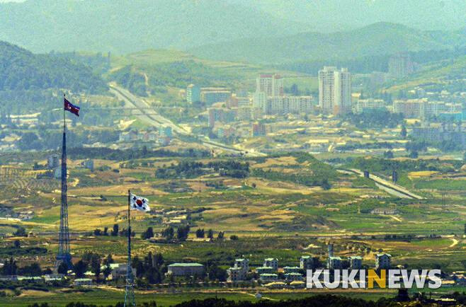 경기도 파주시에서 바라본 대성동 마을의 태극기와 개성 기정동 마을의 인공기가 바람에 휘날리고 있다.   쿠키뉴스 자료사진