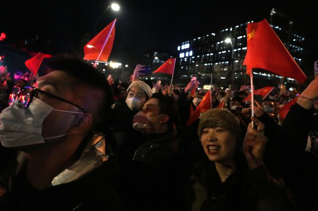 1일 새벽 중국 베이징의 한 공원에서 시민들이 모여 새해 카운트다운 행사를 즐기고 있다. AP연합뉴스