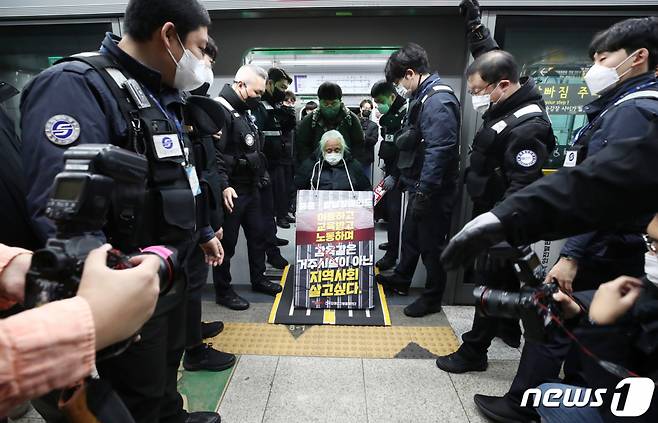 (서울=뉴스1) 김민지 기자 = 박경석 전국장애인차별철폐연대(전장연) 대표가 20일 오전 서울 광화문역에서 장애인 권리 예산 보장을 촉구하는 지하철 탑승 선전전을 마친 후 내리고 있다. 2022.12.20/뉴스1  Copyright (C) 뉴스1. All rights reserved. 무단 전재 및 재배포 금지.