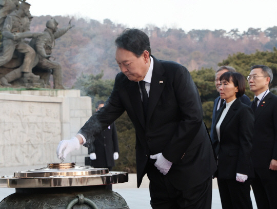 윤석열 대통령이 계묘년 새해 첫날인 1일 서울 동작구 국립서울현충원을 찾아 현충탑에 분향하고 있다. 뉴시스