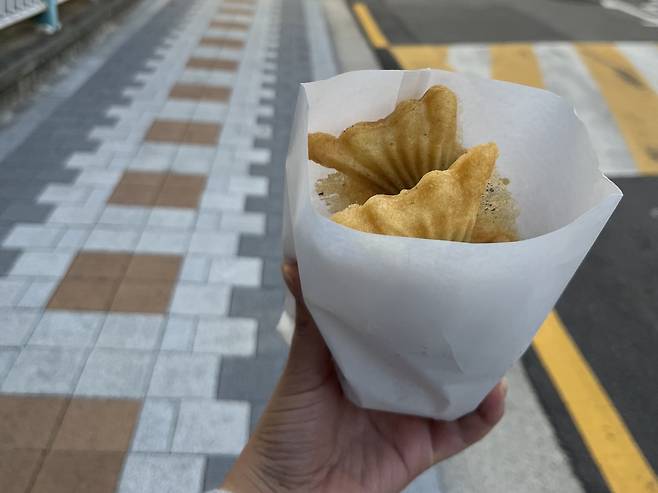 기자가 직접 서울 강서구의 한 붕어빵 노점상에서 붕어빵을 사봤다. 애플리케이션 ‘가슴속3천원’에는 ‘CGV 건너편’ 가게로 등록돼 있다. 주소현 기자