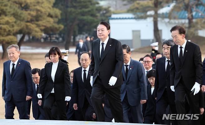 [서울=뉴시스] 전신 기자 = 윤석열 대통령이 계묘년 새해 첫날인 1일 서울 동작구 국립서울현충원을 찾아 참배를 위해 현충탑으로 향하고 있다. (대통령실통신사진기자단) 2022.01.01. photo1006@newsis.com