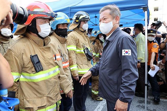 [서울=뉴시스] 이상민 행정안전부 장관이 지난 8월5일 경기 이천시 관고동 병원 화재 현장을 찾아 소방대원들을 격려하고 있다.(사진= 뉴시스 DB) photo@newsis.com *재판매 및 DB 금지