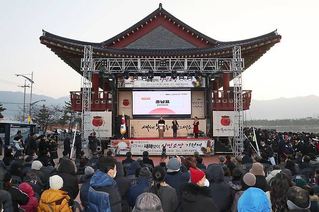 [창원=뉴시스] 강경국 기자 = 홍남표 경남 창원특례시장이 1일 오전 진해루에서 열린 2023 계묘년 새해맞이 시민소망 기원제에 참석하고 있다. (사진=창원시청 제공). 2023.01.01. photo@newsis.com *재판매 및 DB 금지