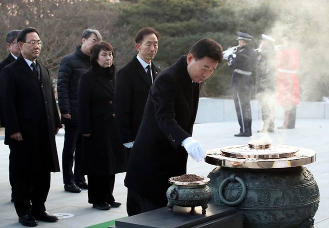 김진표 국회의장과 의장단이 새해 첫날인 1일 오전 서울 동작구 국립서울현충원 현충탑을 참배, 분향하고 있다.